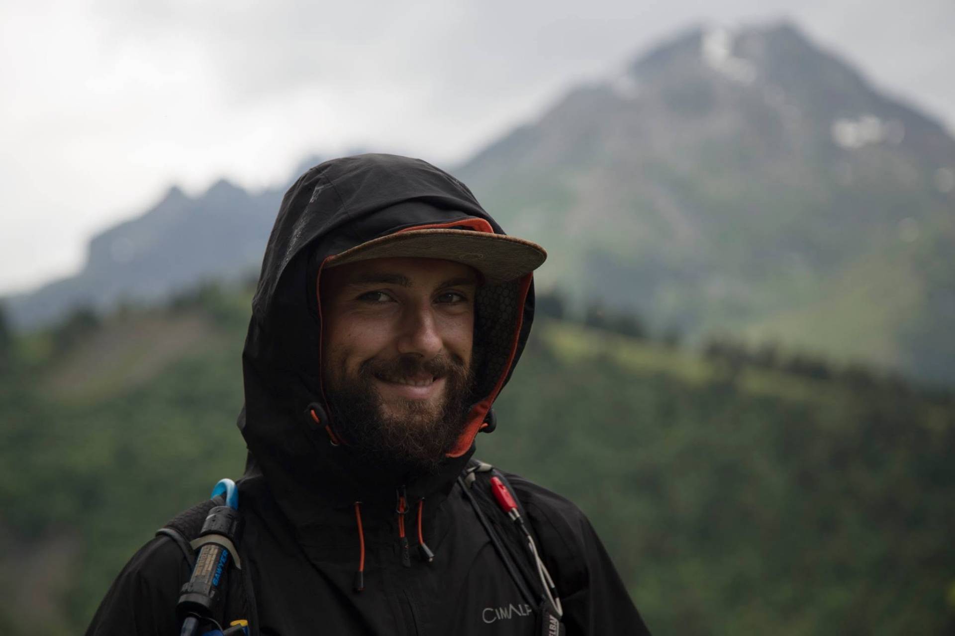 Portrait sous capuche face aux sommets