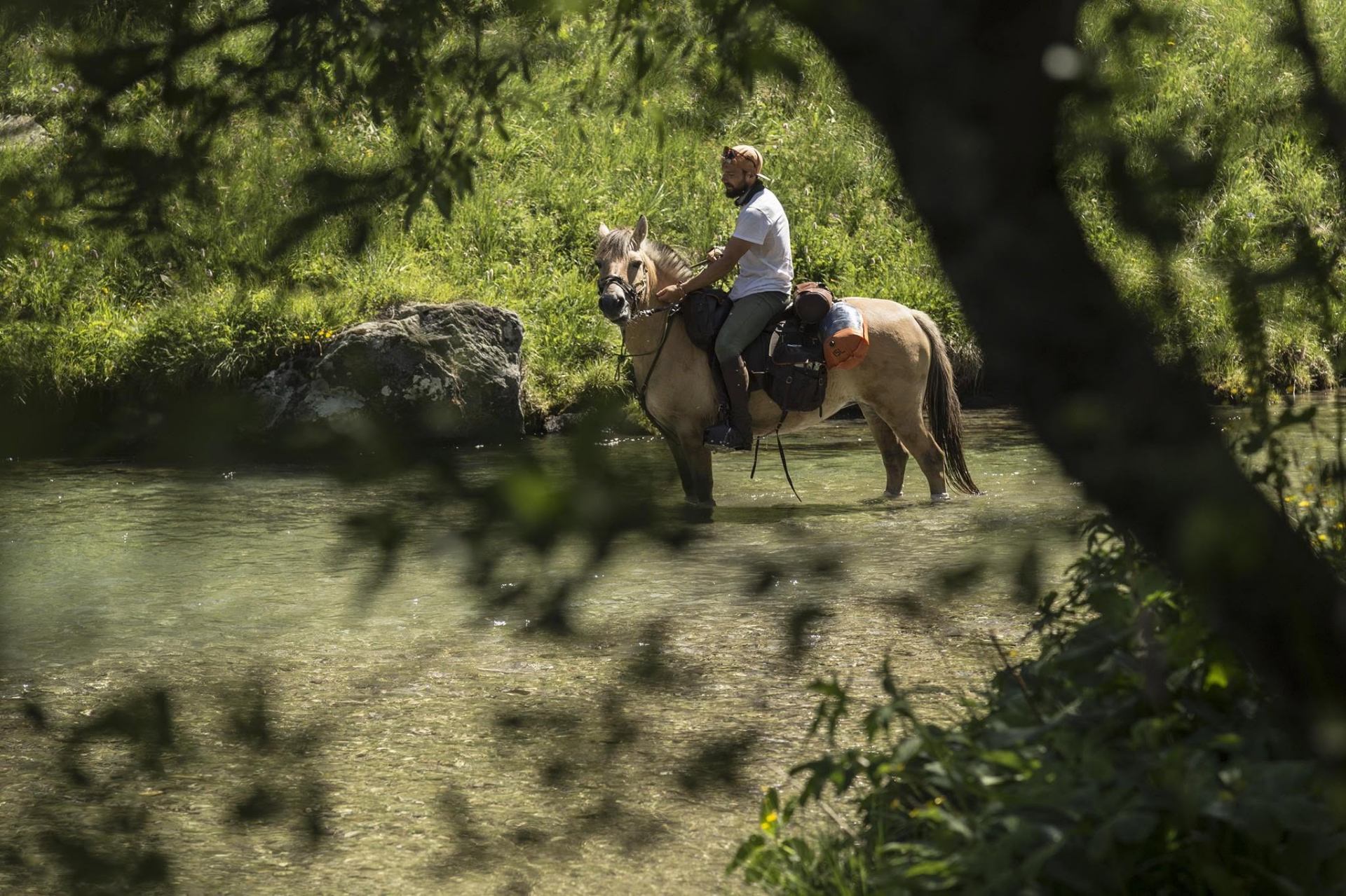 Cyril traversant une rivière à cheval