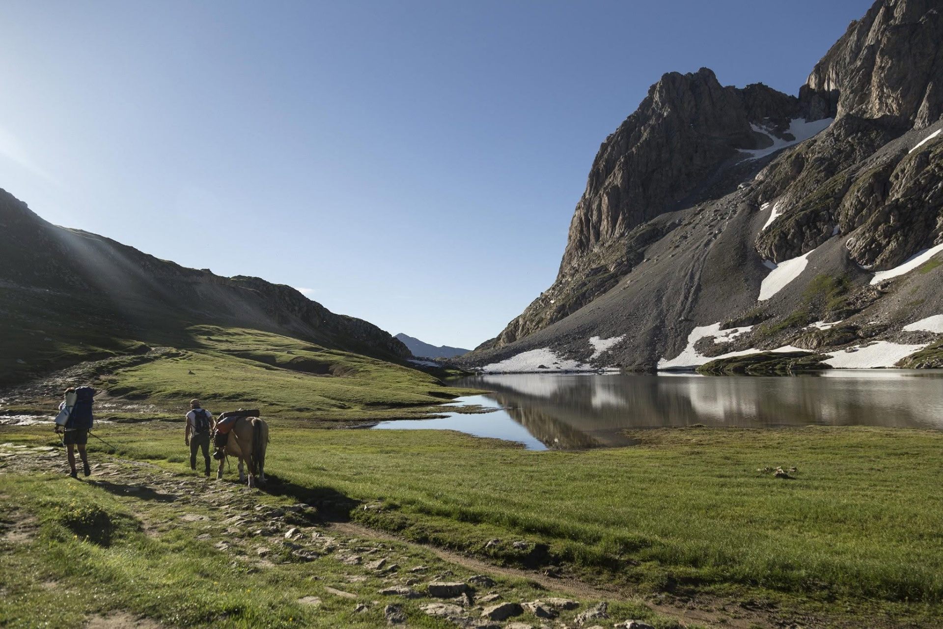 Cyril et Kamaée au bord d'un lac glaciaire