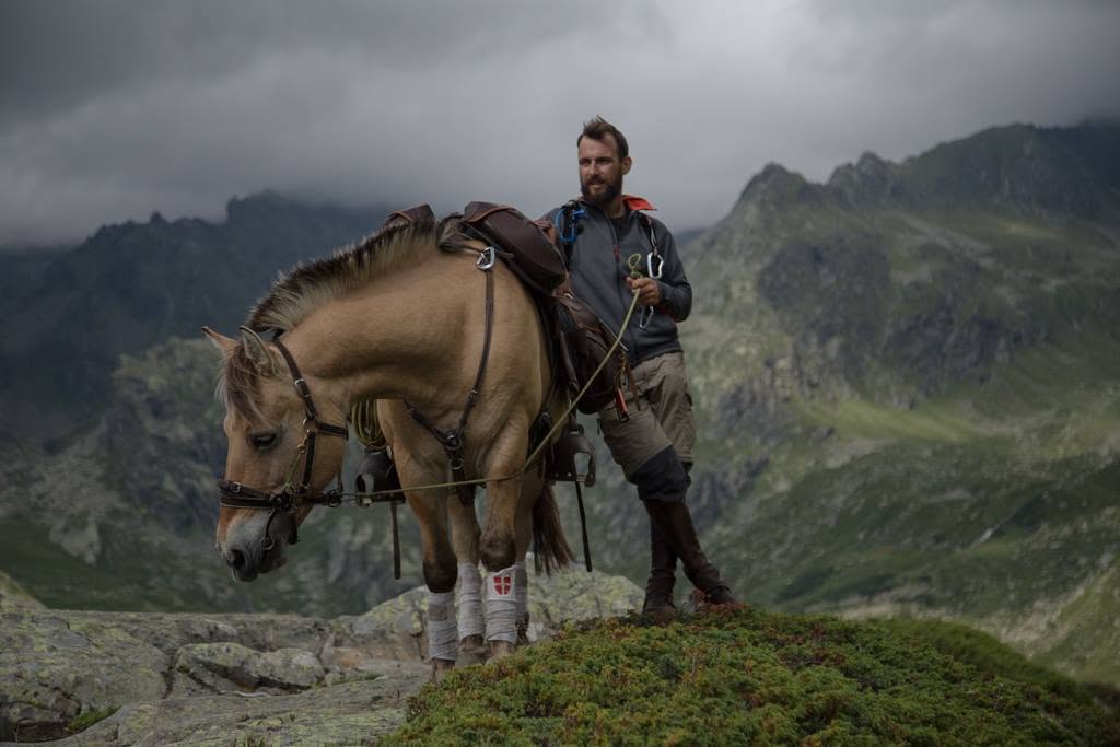 Cyril et Kamaée sur une crête battue par les nuages