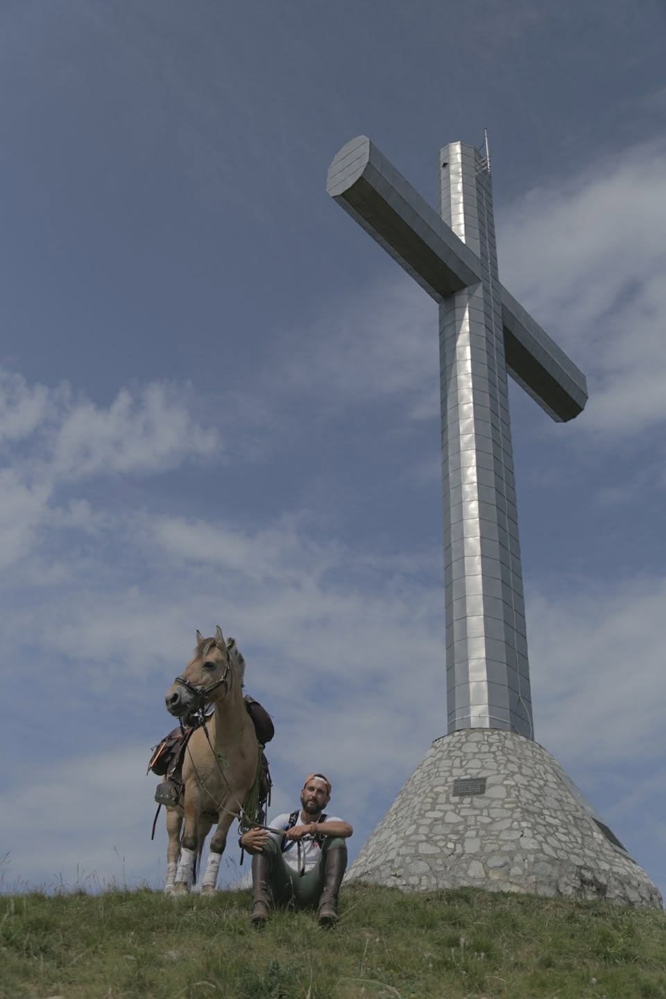 Cyril et Kamaée au pied d'une croix de sommet