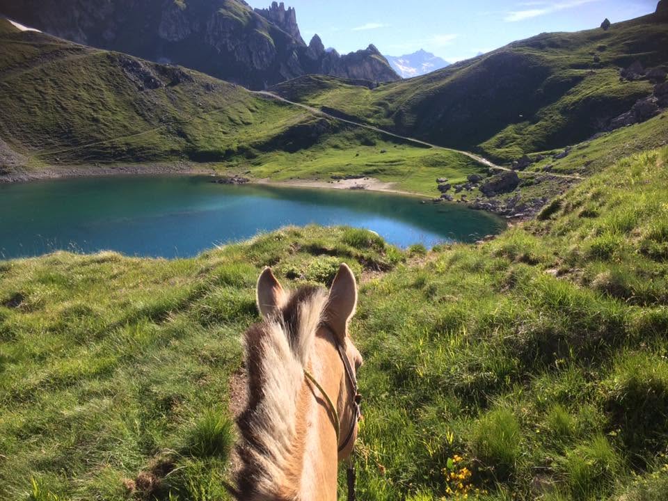 Vue depuis le dos de Kamaée sur un lac d'altitude