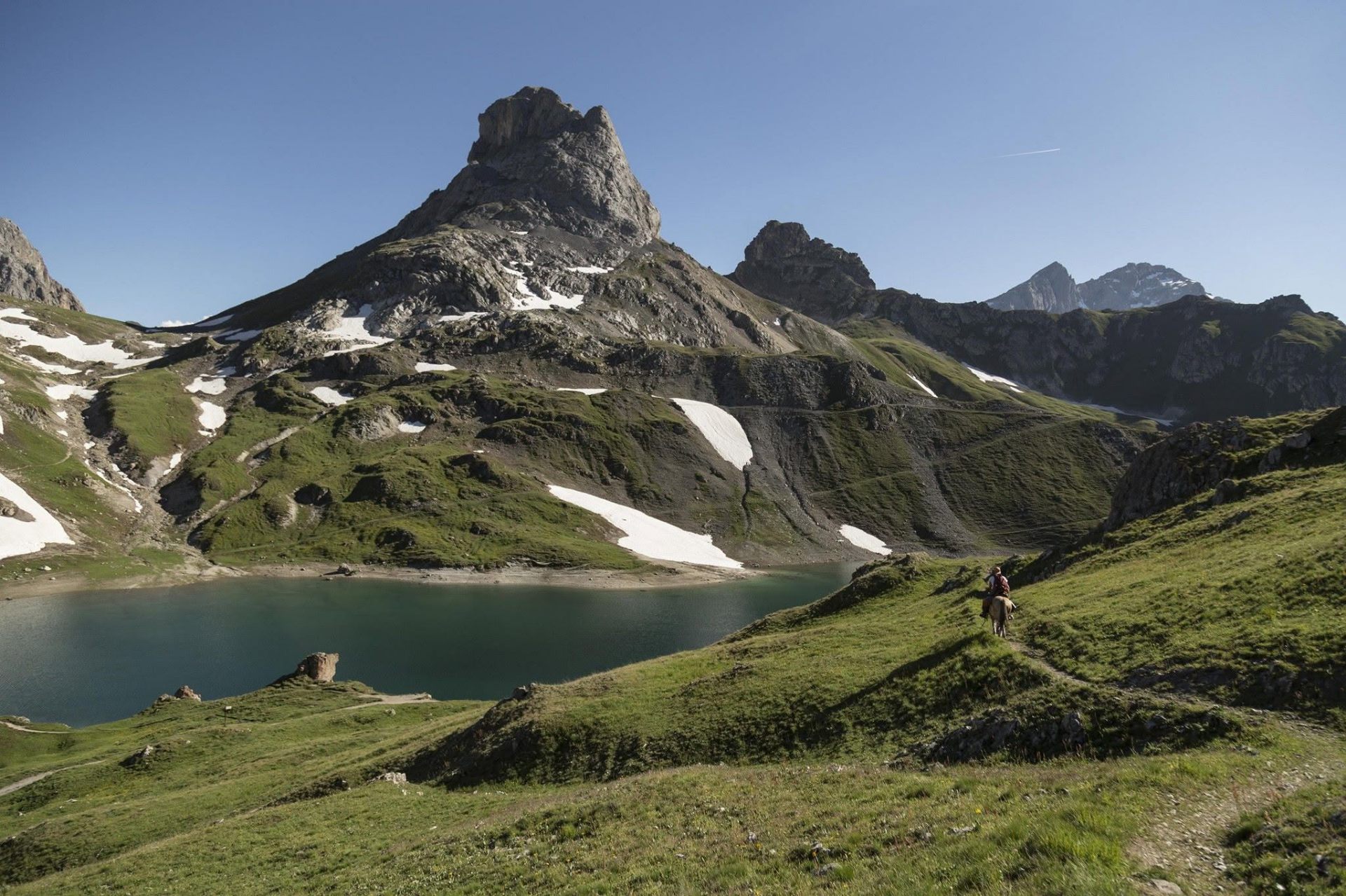 Vallée brumeuse des Alpes de Savoie au crépuscule