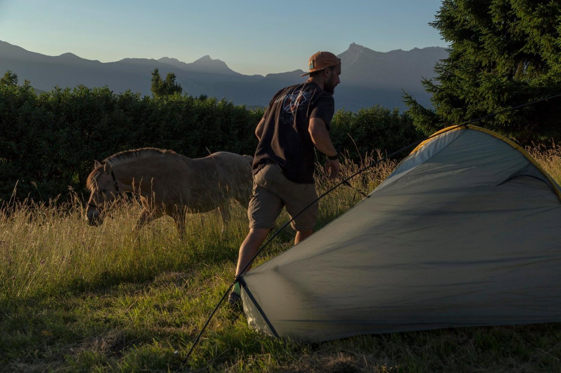 Bivouac face aux montagnes au crépuscule